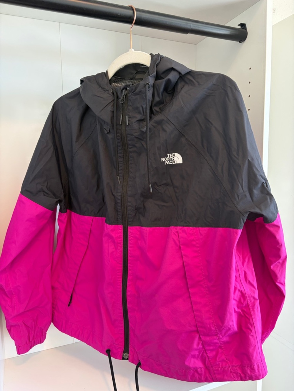 The North Face Black and Fuchsia Hooded Windbreaker rain Jacket packable L